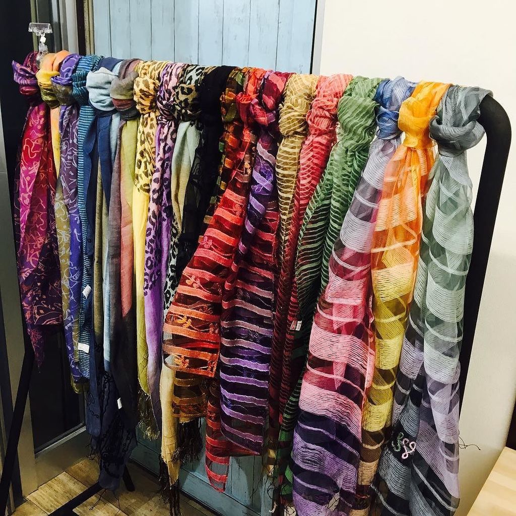 シルクスカーフに帽子のマダム