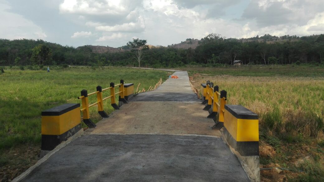 dendonie717's tweet photo. Jalan impian petani bisa terwud #BerkahDanaDesa Di Desa Tarungin  @jokowi  @EkoSandjojo  @taufikmadjid71 @KemenDesa @BappenasRI https://t.co/dMol6B2xnl