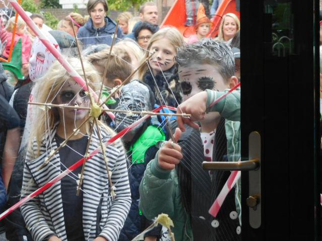 sintmertevenlo's tweet image. We zijn #gruwelijk #eng begonnen aan de #kinderboekenweek2017.  Compliment voor de ouders die hun schatjes zo gruwelijk hebben gemaakt!