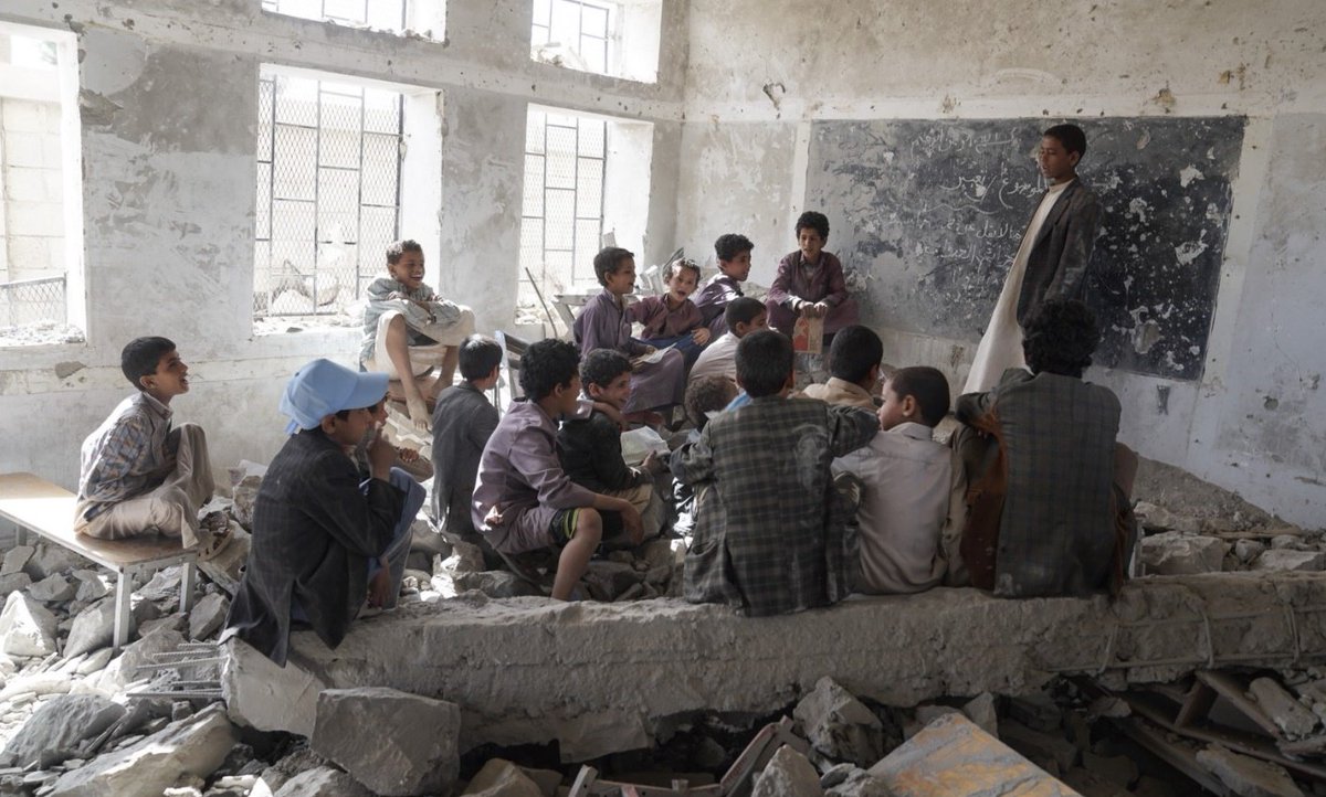 UNESCO_GCCYemen's tweet photo. غدا هو #اليوم_العالمي_للمعلمين. في اليمن، هناك حاجة ملحة لتوفير ظروف عمل لائقة للمعلمين وأماكن تعلم آمنة للطلاب. صورة بواسطة @gcwingman https://t.co/3US72zAvbZ