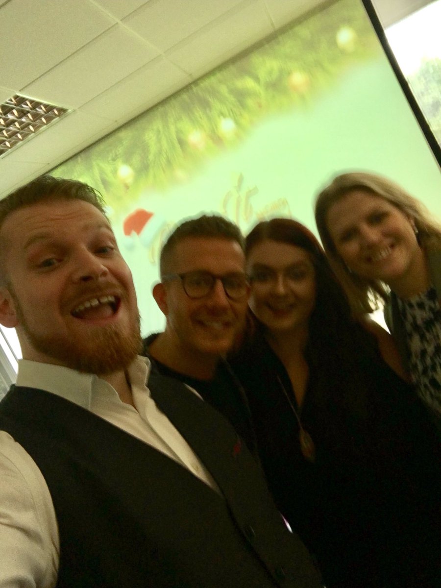 WarronBarrett's tweet photo. #RoadshowWeek continues today with #TeamLondon #TeamLC and #TeamFashionEASTa 🙌🏻 #TheGiftThatKeepsOnGiving #DeliverQ4 https://t.co/zvcpz52PG9