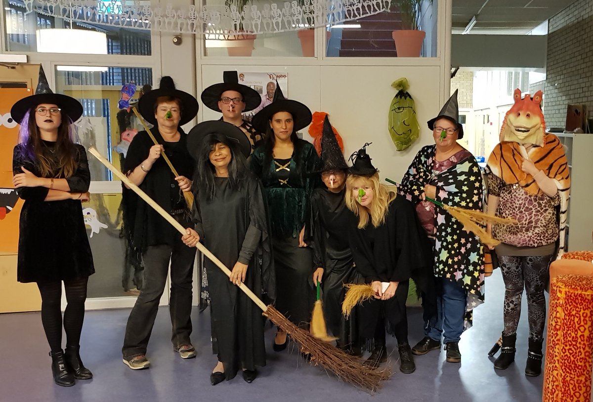Obs_Delfshaven's tweet photo. 'Gruwelijk Enge' opening van de #kinderboekenweek2017. Het officiële lied, het dansje en een heksenrace! https://t.co/rraeQIUEZn