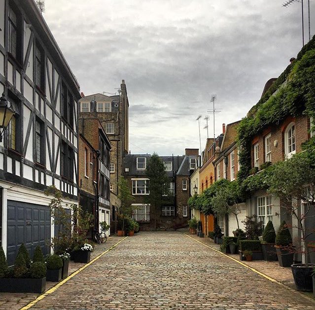 lifestylings's tweet photo. The #trendy #DevonshireMews with #allsorts #architecture, #Marylebone #Village. #ColorfulLondon #MockTudor #lifestyle #LoveLondon https://t.co/ogpjKdAje5