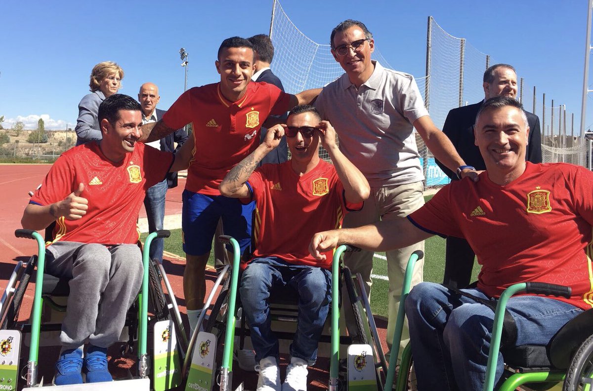 Thiago6's tweet image. Apoyando la práctica del fútbol en silla de ruedas. Admiración y respeto. #A-Ball