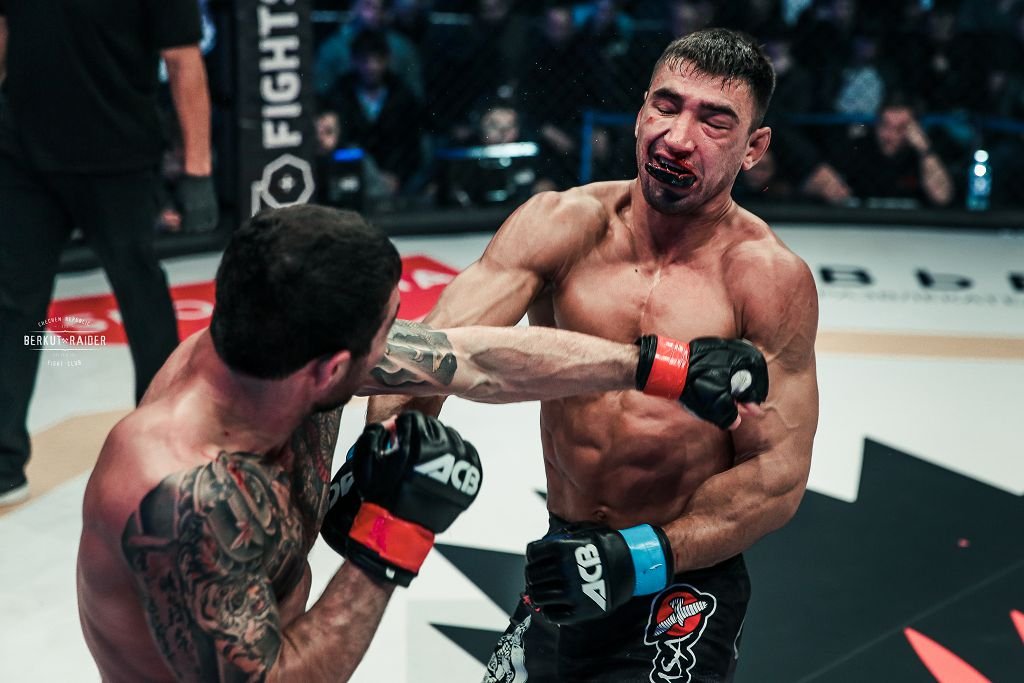 ACA_League's tweet photo. What a war between Eduard Vartanyan and Andrey Koshkin at #ACB71! https://t.co/BXTaK5MOnV