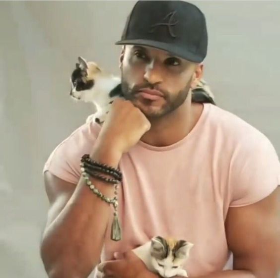 Kittenheadd's tweet photo. #AddCatsImproveAnything 
#AmericanGods 
@MrRickyWhittle https://t.co/UzCoDokl2Q