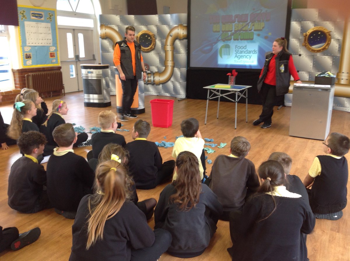 YsgolCC's tweet photo. Learning about the 4c's from the food standards agency. Cleaning. Cooking. Cross-contamination. Chilling #6em https://t.co/NFpm8bGWiH