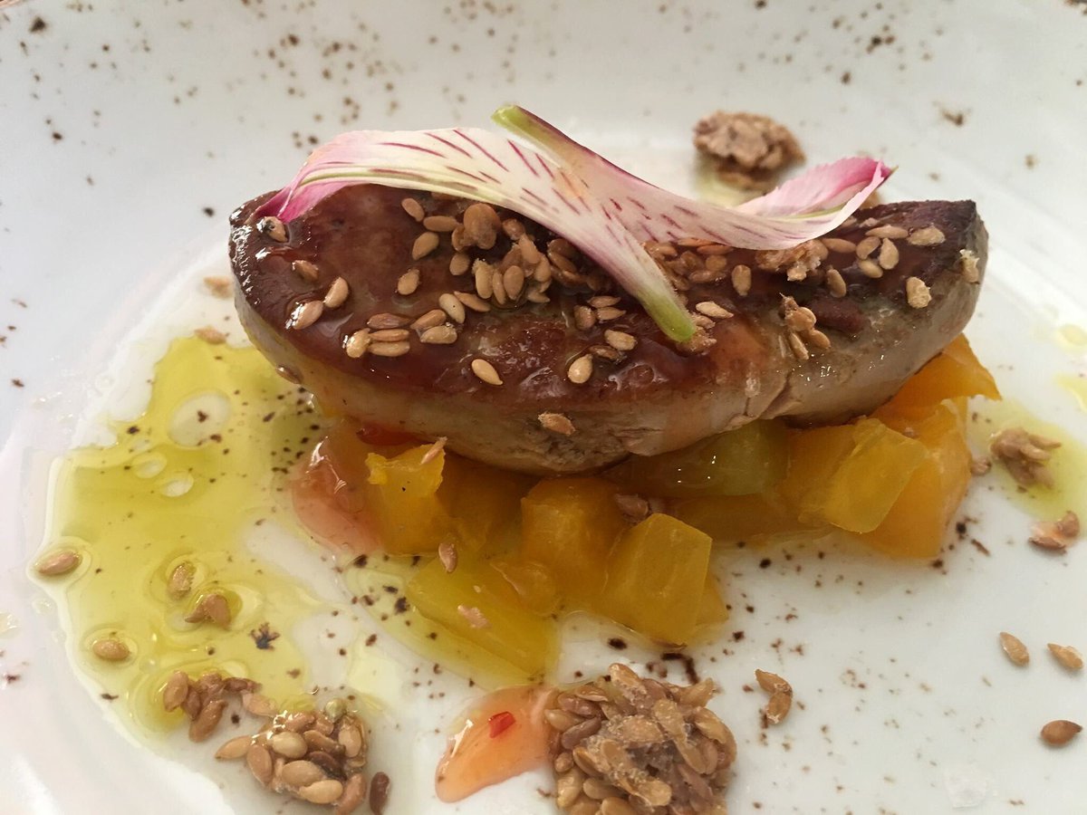 VIVAMascaraque's tweet photo. ‘Calabaza cremosa con foie a la parrilla’
Combinación de texturas y sabores muy sugerentes nos propone el #chefMascaraque con este entrante https://t.co/YDT9lRRxRe