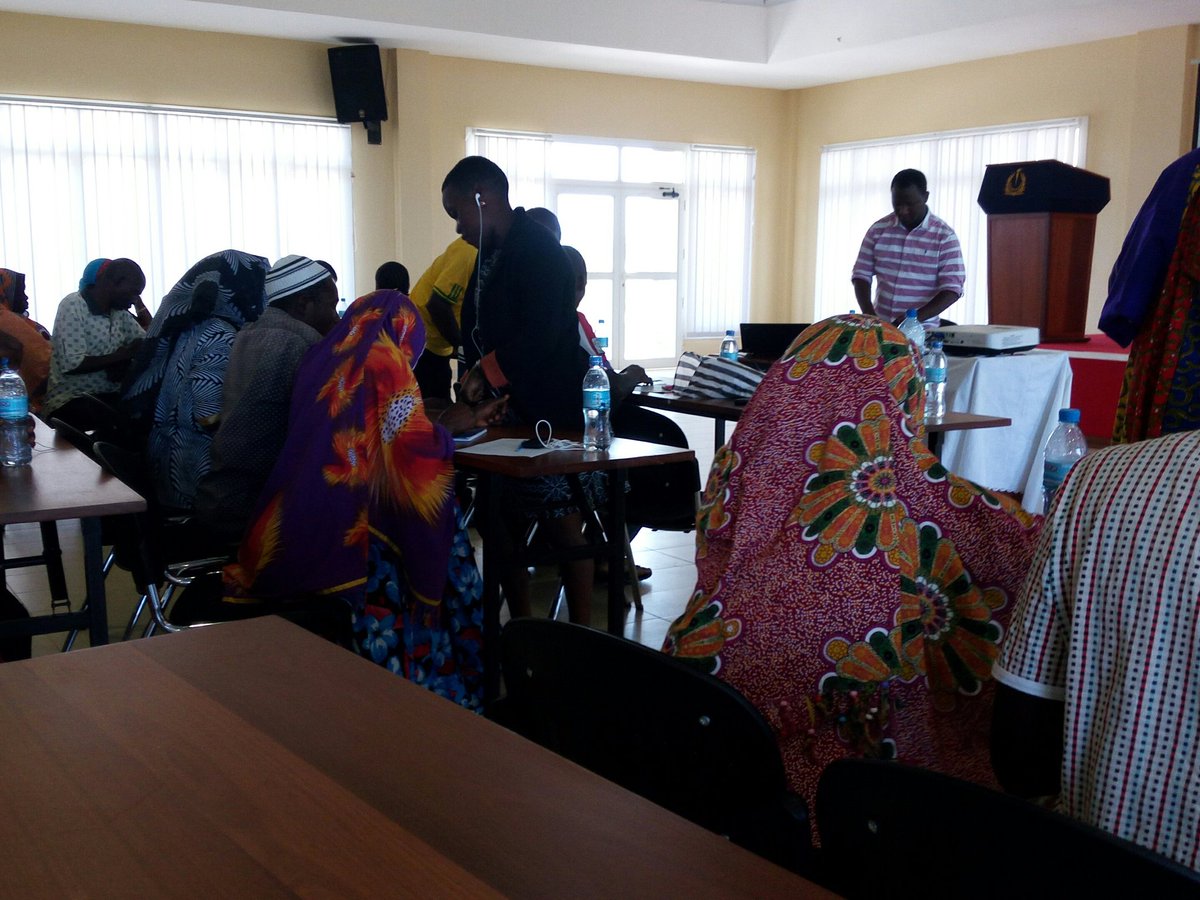 MKwiyunga's tweet photo. Mafunzo Kwa waraghbishi juu ya matumizi ya teknolojia Kwa kutumia SIMU ili wajipatie taarifa za maendeleo kijijini kwao . https://t.co/M20jxptomb