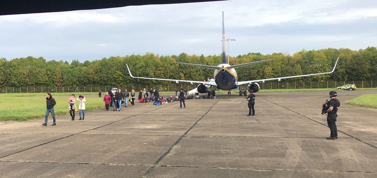 airlivenet's tweet photo. UPDATE #FR2145 Passengers escorted to buses by armed police https://t.co/EJfrn6uxqU (pic: @zulu_wooloo) https://t.co/Zn36YNJxYS