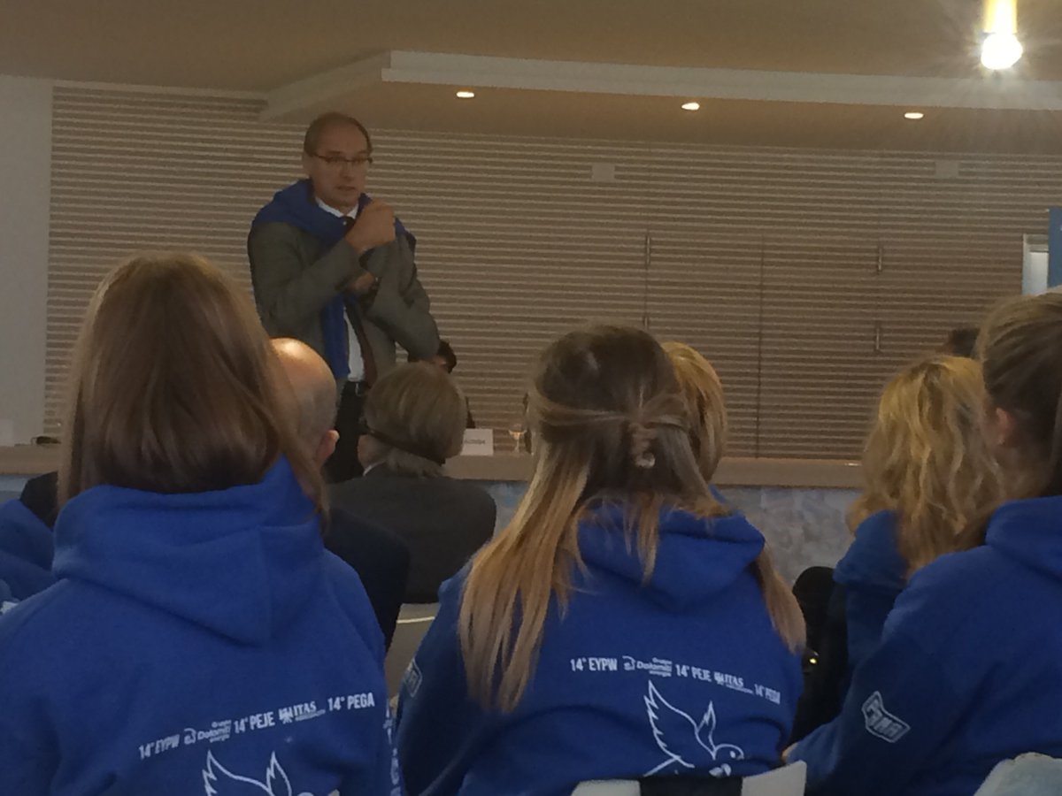 EYPW_PEJE's tweet photo. PW: When we come to agree, collective alignment of mind, body, soul. “This is when you’re changing the world.” #eypw14 #bluepeace https://t.co/Zljq9g2Oec