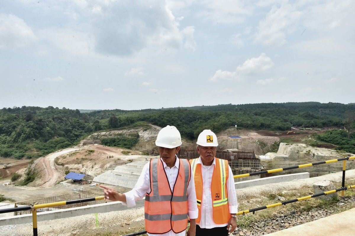 KemensetnegRI's tweet photo. Presiden @jokowi meninjau proses pembangunan bendungan Karian di  Kecamatan  Rangkasbitung, Kabupaten Lebak, Banten, Rabu (4/10/2017). https://t.co/SGmtYVHm8Z