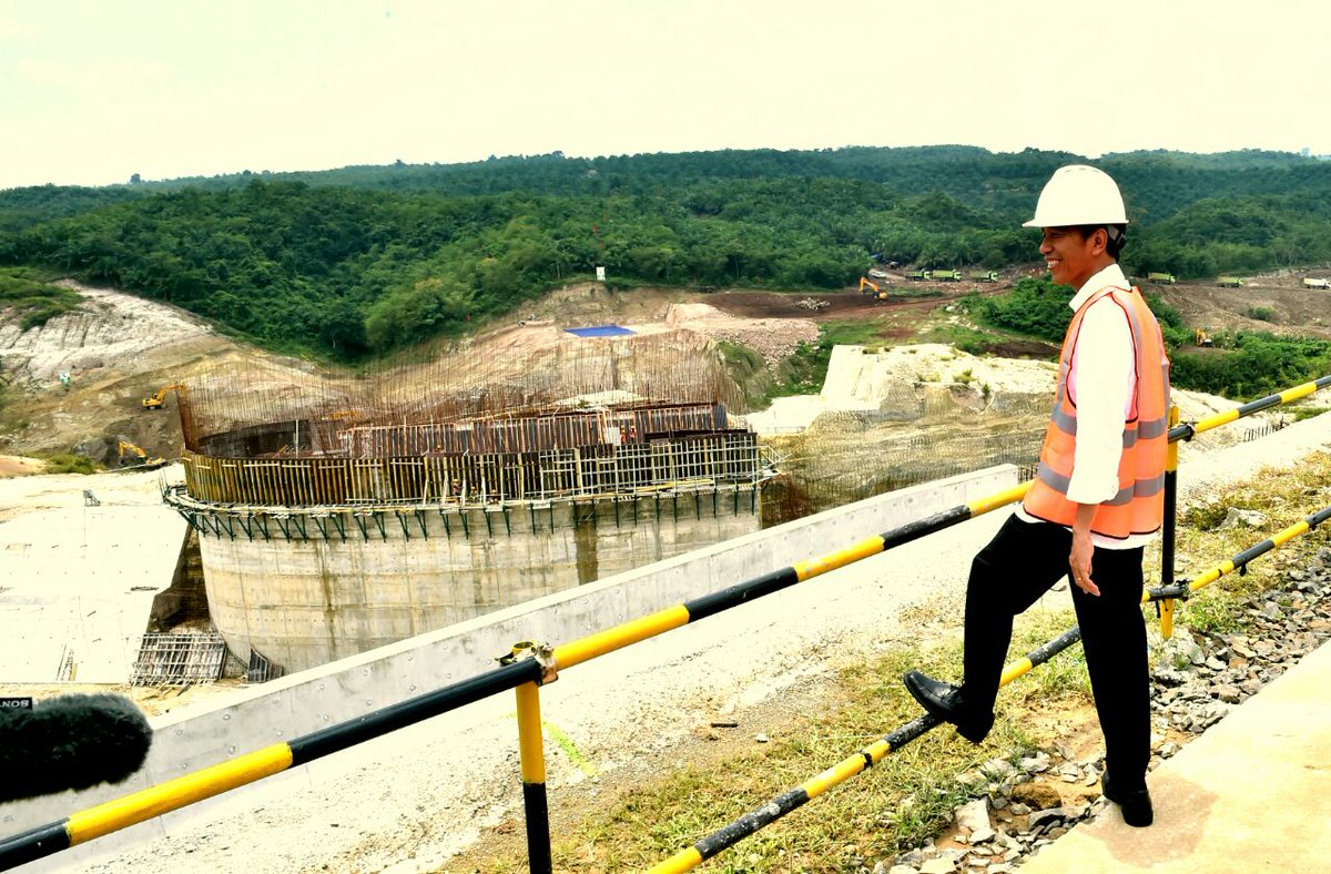 KemensetnegRI's tweet photo. Presiden @jokowi meninjau proses pembangunan bendungan Karian di  Kecamatan  Rangkasbitung, Kabupaten Lebak, Banten, Rabu (4/10/2017). https://t.co/SGmtYVHm8Z