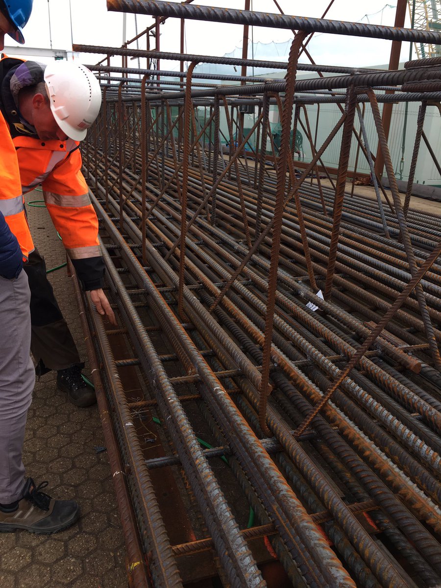 vhbinfra_dir's tweet photo. Werkbezoek met bouwpartners  @vhbinfra op ons logistiek centrum van #zeesluis#ijmuiden. Wapeningstaal voor diepwandpanelen in progress ^WTM https://t.co/IEpHeUtiBM
