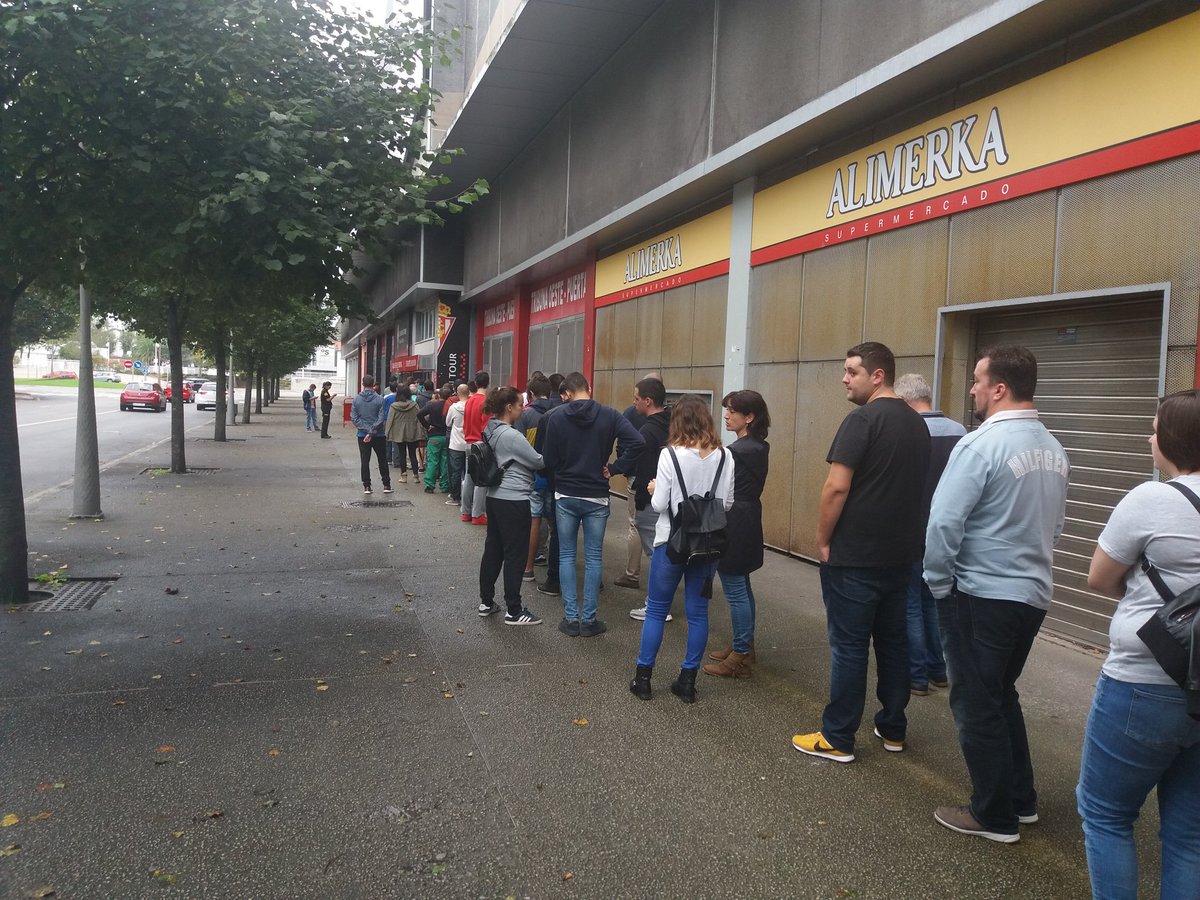 DeportesCopeA's tweet photo. A esta hora siguen las colas en El Molinón para conseguir las entradas para León. https://t.co/b1roJ4ZmRr