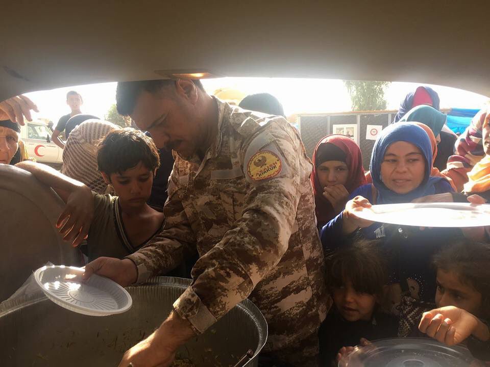 JccKrg's tweet photo. KRG Security Forces in #Dubis, providing hot food to #IDPs from Hawija. So far 4k #IDPs received & assisted. We will continue to support all https://t.co/Dbsg0fye53