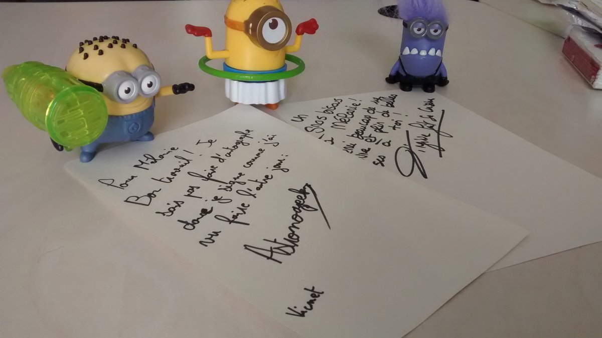 mel_ramel's tweet photo. Plus beau qu'un autographe d'astronaute : 1 autographe de @AstroVicnet et 1 autographe de @vivifaitcuisine ! Aux anges :)Merci @mathildeD_V https://t.co/vbPZ4rVQj9