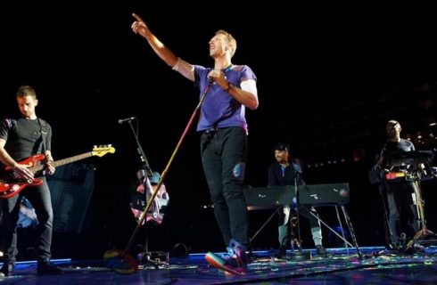 Diregiovani's tweet photo. #FreeFalling, a Portland i #Coldplay omaggiano #TomPetty #musica #TomPettyRIP #ColdplayPortland
https://t.co/5JCe9RZTZ2 https://t.co/fcmEqA2eyV