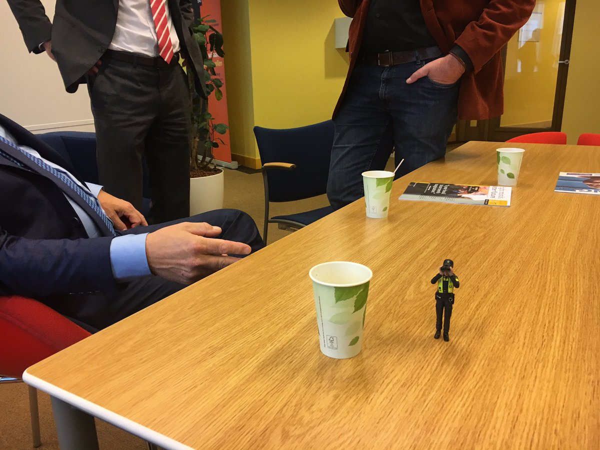 DJ_Grootenboer's tweet photo. Nog even een #koffiemeteencop met @weitbach #andersnetwerken #durftedelen #coffeewithacop https://t.co/svcF7mxFQL