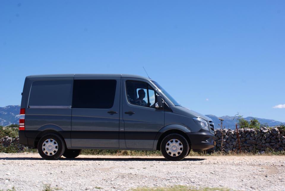 DickCochius's tweet image. Vannacht is mijn rolstoelbus gestolen voor mijn huis in Arnhem-Noord. Mercerdes Sprinter, kleur grijs. Kenteken: VJ-284-H. RT please! #woest