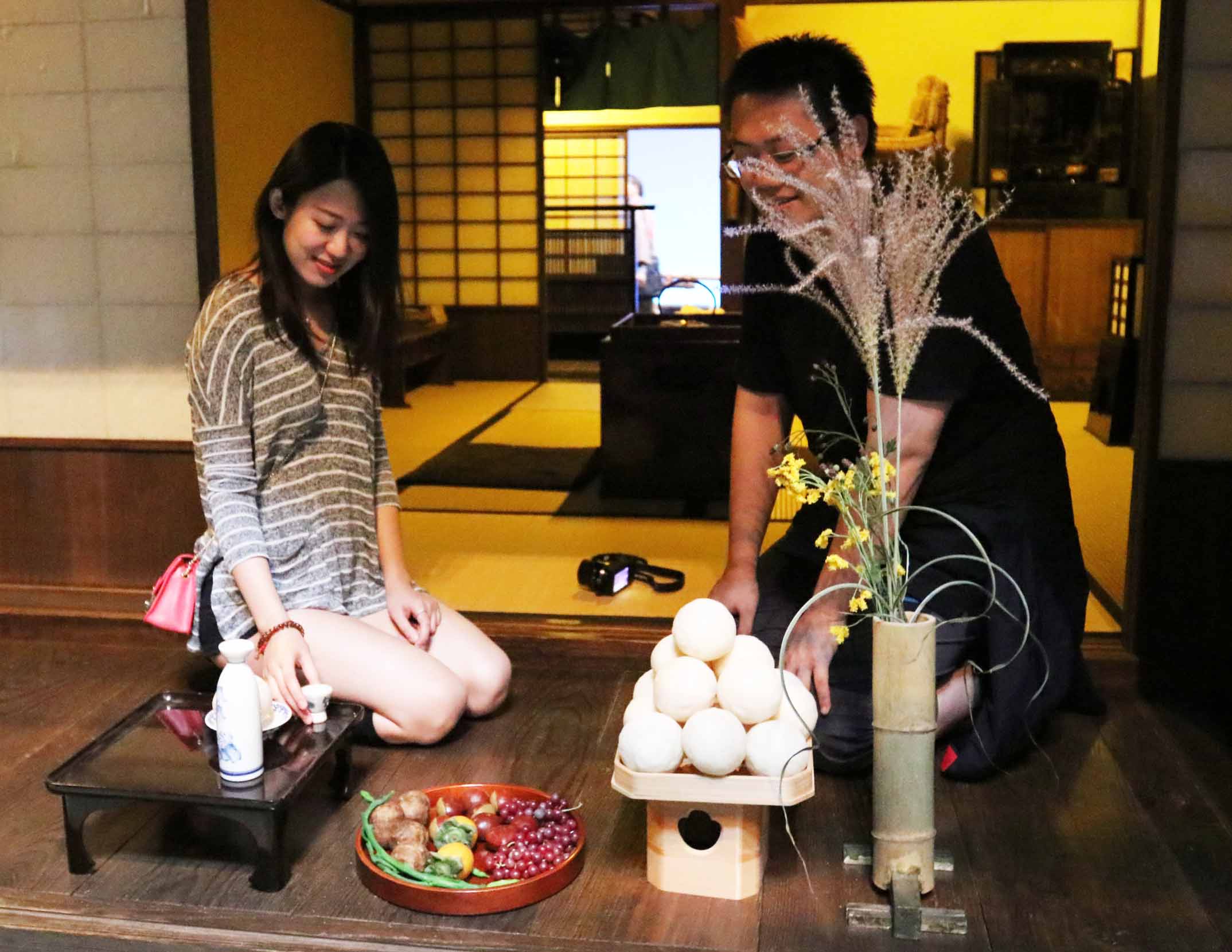 Người Nhật thường trang trí nhà cửa bằng cỏ lau Nhật trước Tết Trung thu.