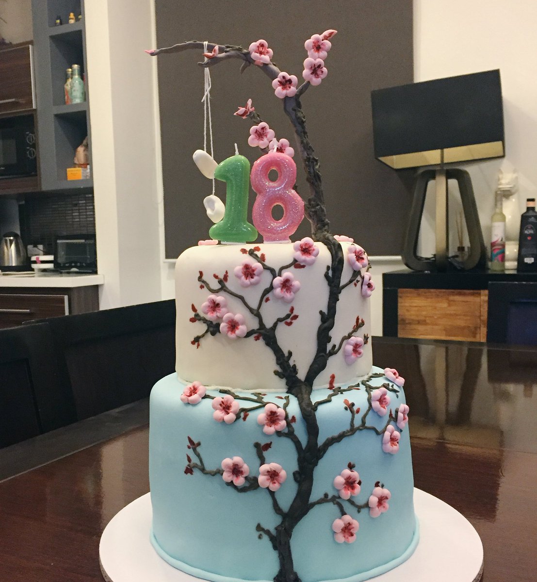 honkluvr's tweet photo. MY MOM HAD A SPRING DAY THEMED CAKE MADE FOR ME Oh NYFOD IM ON THE FLOOR https://t.co/RRYIVah2Gj
