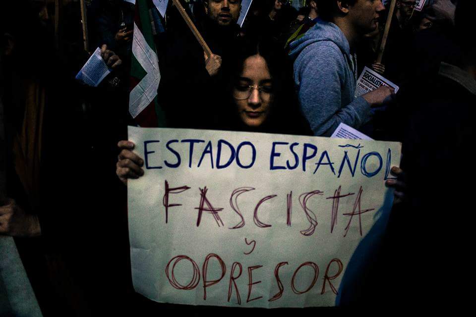 SariniGarcia's tweet photo. Stop repression, solidarity with Catalonia! protest in London. 3/10. #SensePor #CatalanReferendum #elsCarrersSeranSempreNostres https://t.co/2DA7is0PjE