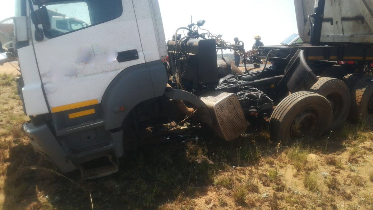 Netcare911_sa's tweet photo. Fatal partial head-on collision on M5 between N14 &amp; Muldersdrift.
@TrafficSA @EWNTraffic @jaca_traffic @_ArriveAlive @itrafficgp @News24 https://t.co/AqCaxX7McP