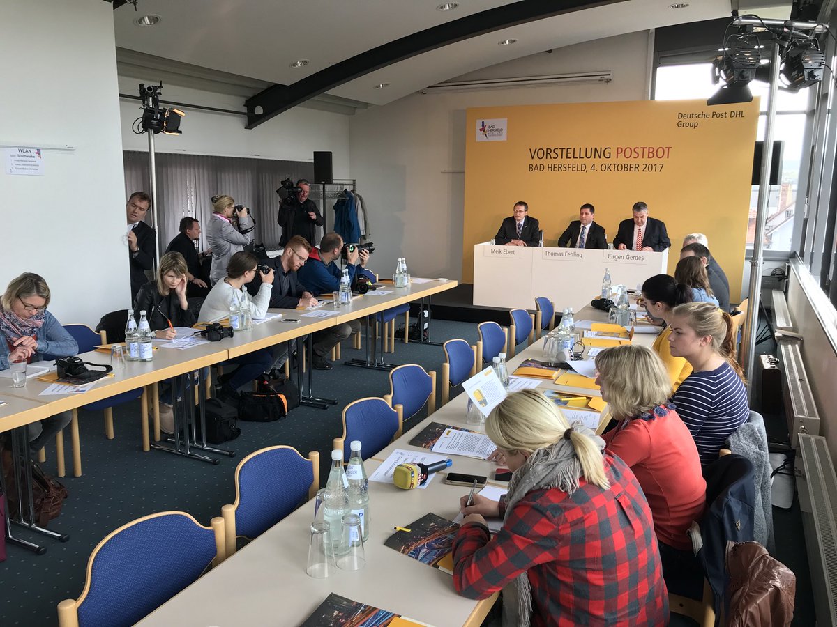 dpdhl_fra's tweet photo. Großer Medienandrang bei PK Vorstellung #POSTBOT in @lullusstadt:OBGM Thomas #Fehling &amp; Postvorstand Jürgen #Gerdes erläutern Projektdetails https://t.co/cmKwR3xq8P