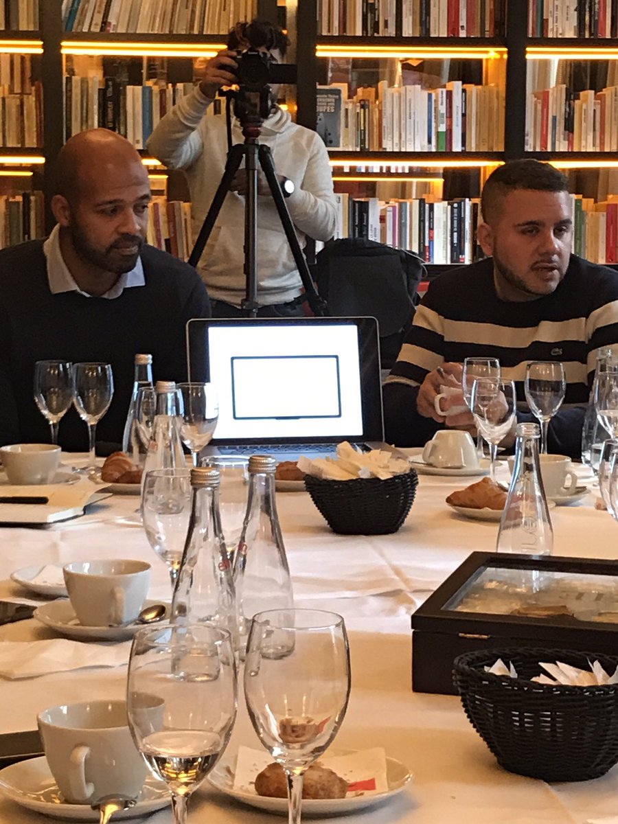 catherineFR75's tweet photo. Comment être audible &amp; visible à l'ère du live? Réponse ds "La #communication en tps réel" de @AnthonyBabkine &amp; @kwasi #CommunicationLive 👍🏻 https://t.co/SCJHf1wEWF