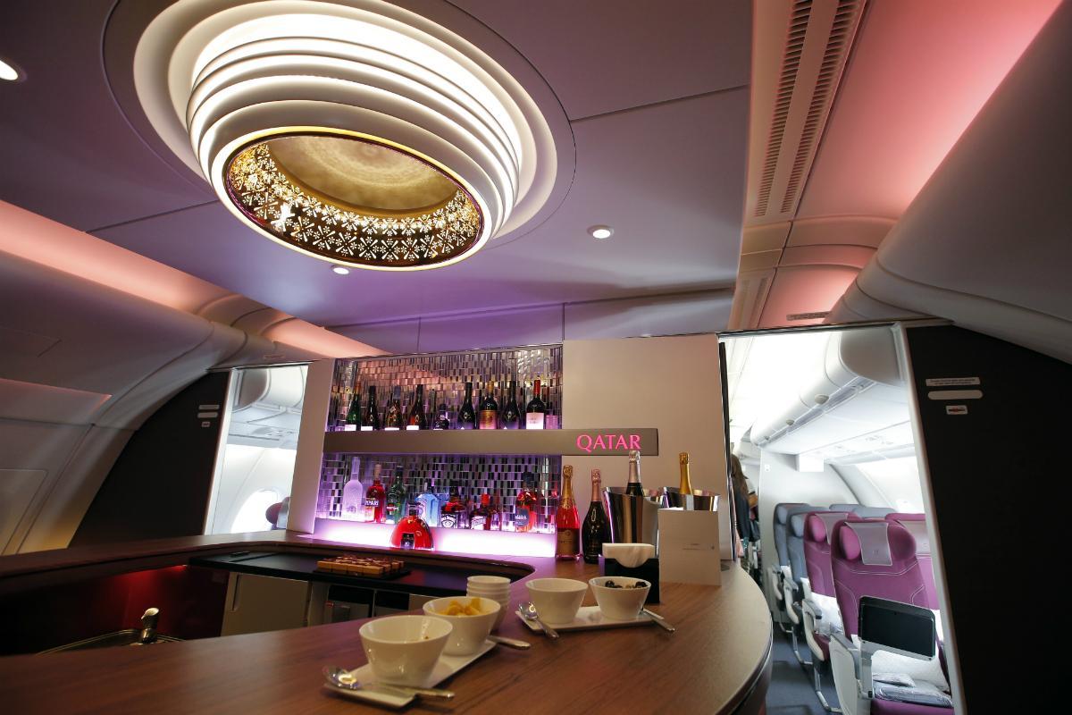 bfmbusiness's tweet photo. L'incroyable siège-lit 2 places de la business class de Qatar Airways https://t.co/KP0yl0MiDi https://t.co/aSsEenHyJm