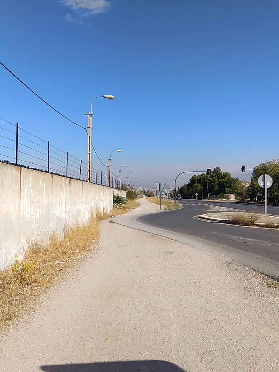 davidsarria's tweet photo. Sabes que el carril bici importa una mierda cuando ves estas cosas https://t.co/0yZZ0RXwXt