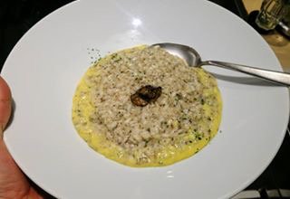 DaiCandom_'s tweet photo. Profumo intenso #risotto #tartufo su fonduta di #parmigianoreggiano @barbierichef @BorgheseAle #risotteria #daicandom https://t.co/qNj0IF6Qqp