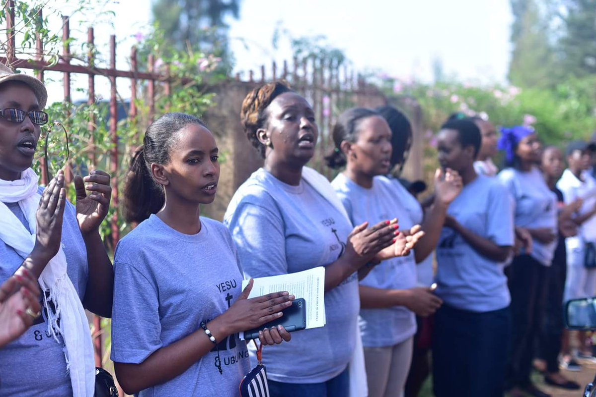 ZionKimironko's tweet photo. #MakingHeavenRejoice #Evangelismindeeds
#LoveinAction getting ready to take the Gospel to the Community through #Umuganda #Rwanda https://t.co/NR2VhKdNAS