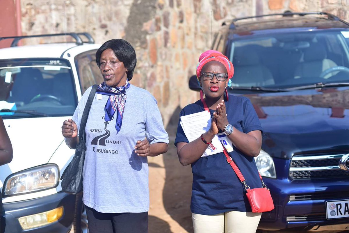 ZionKimironko's tweet photo. #MakingHeavenRejoice #Evangelismindeeds
#LoveinAction getting ready to take the Gospel to the Community through #Umuganda #Rwanda https://t.co/NR2VhKdNAS