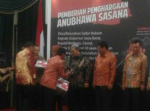 HalloJabarCom's tweet photo. Gubernur Jawa Barat Berikan Peghargaan Camat di Garut https://t.co/OiJDAnRlCI https://t.co/3x1xlkTgvX
