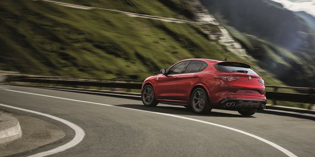 AlfaRomeo_es's tweet photo. Cómodo y ágil, ligero pero estable en carretera. Stelvio, un nivel superior de confort y la mejor maniobrabilidad también en agarre lateral. https://t.co/Kw2nDXnePA