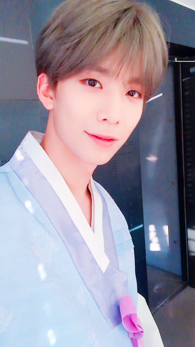 SF9_FANCLUB's tweet photo. [📸] 달님 달님 밝은 보름달님🌕
우리 FANTASY 모두 매일 밤 걱정없이 잠 들게해주세요🙏

#SF9 #에스에프나인 #추석 #OSoleMio #오솔레미오 https://t.co/bLD7laI7PM