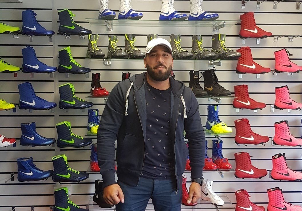 KOTwinsUK's tweet photo. Waseem Rafiq all the way from Derby picking up his boxing Gear from our Manchester Store #kotwins #komanchester #kosports #koleeds https://t.co/02JZw5irk2
