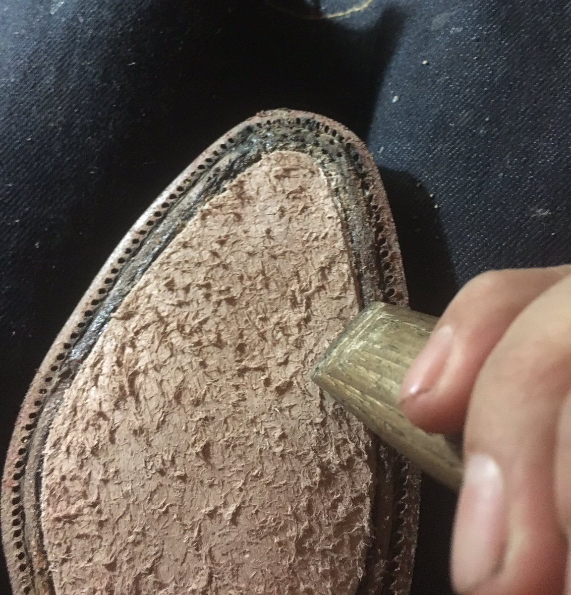 CobblerAsakusa's tweet photo. 革貼ってます。

#asakusacobbler
#浅草コブラー
#EthosClub
#エトスクラブ
#靴修理
#shoerepairs https://t.co/wjx48N4gEV