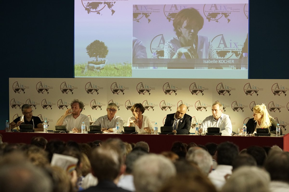 Cercle_eco's tweet photo. La croissance détruit-elle la planète? l'explorateur @ChristianClot  avc @isabelle_kocher étaient  #REAix2017 revoir https://t.co/ARsekJezl1 https://t.co/k7g899tDDb