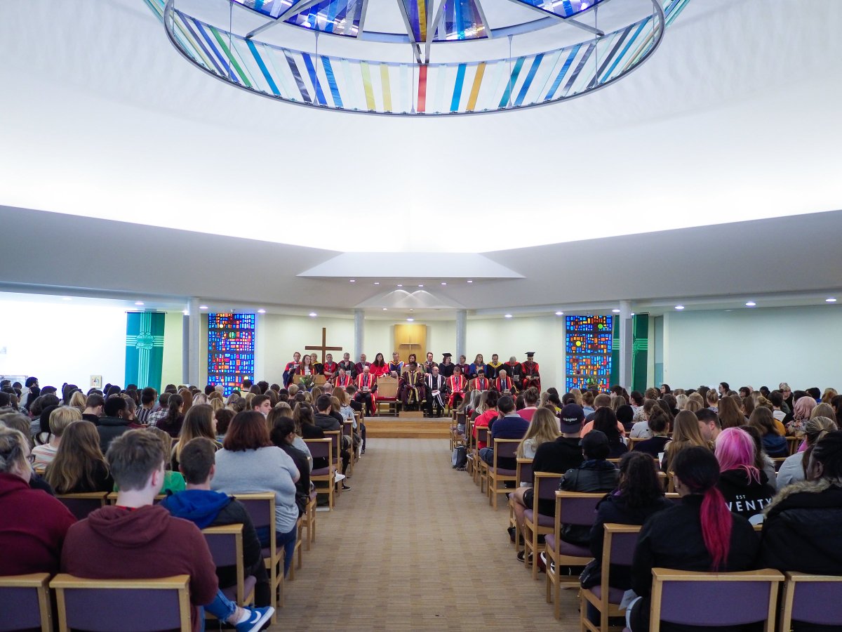 HopeUniEvents's tweet photo. New undergraduate students were welcomed to Hope during the University's 2017 Commencement Ceremonies. https://t.co/CFxTMpT4C9