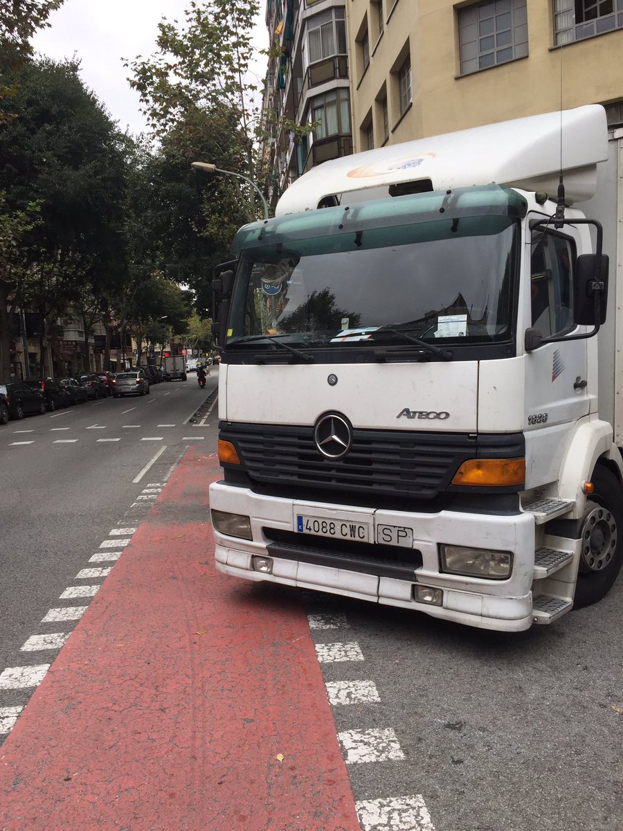 inCBisme's tweet photo. Unos dirán que es #soloLaPuntita o que #esSoloUnMomentito y que #porAhiPasasDeSobra pero es un problema de #incivismo no respetar a #Bicibcn https://t.co/tsT1sxwZtp