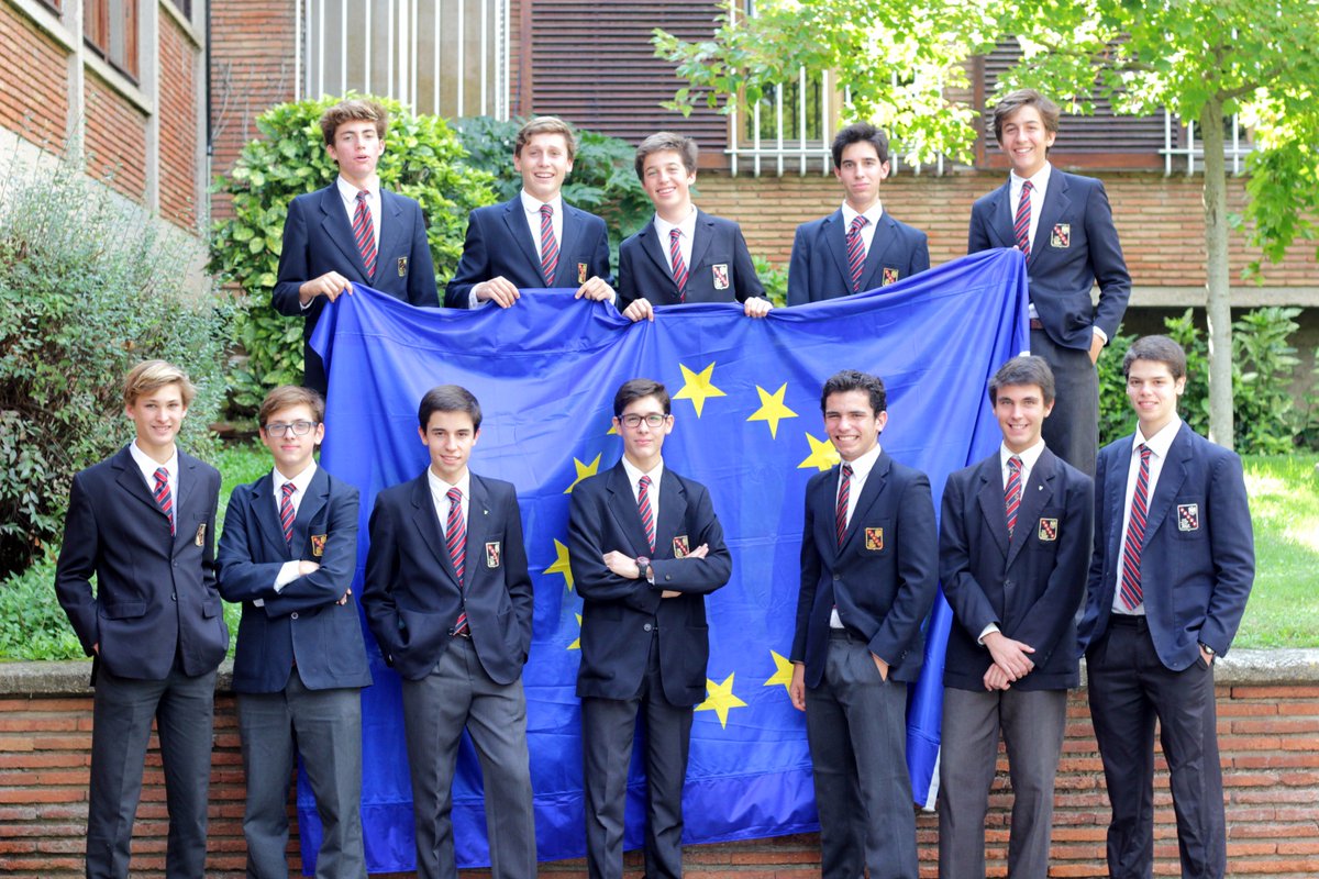 ViaroSchool's tweet photo. L'equip @ZenitEuroscola es prepara per viatjar demà a Estrasburg!
Coneixeran la seu del Parlament Europeu pel seu vídeo sobre el #dretdasil https://t.co/LAdM5mogmr