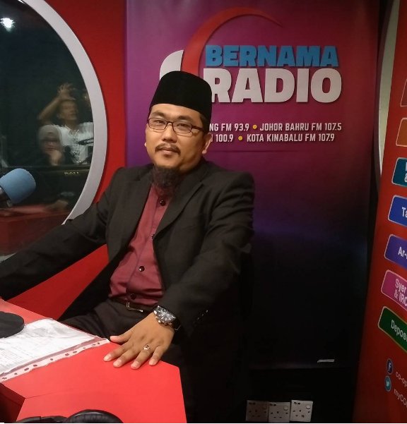 Bernama_Radio's tweet photo. #BankAnda #CBP Pematuhan Syariah dalam Perkhidmatan Perbankan CBP
/ Ahli Jawatankuasa Majlis Syariah Co-opbank Persatuan, Ustaz Fadli Masri. https://t.co/7WjgEl86mU