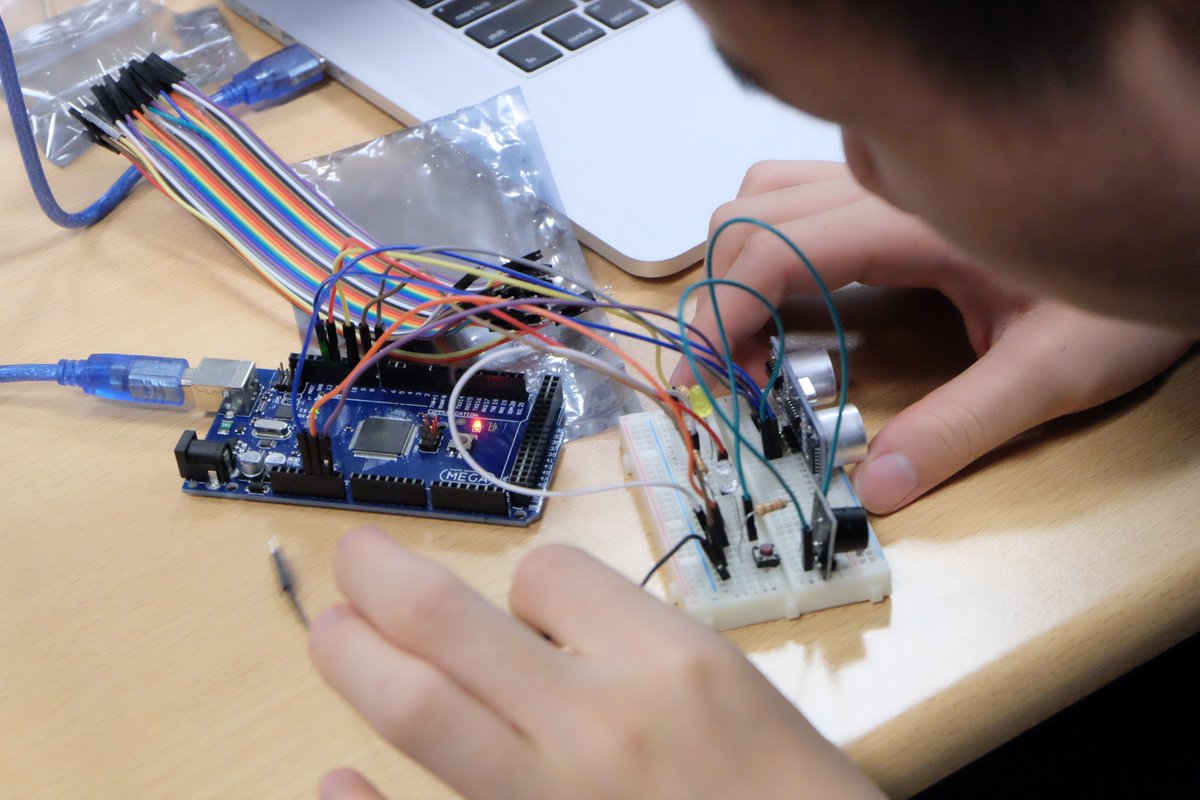 silent_drop's tweet photo. Te aburres en clase? Pásate a las Clases de Tecnología Creativas @arduino #aprenderhaciendo https://t.co/UyUiX3HYkc https://t.co/SoK60IQ9ZL