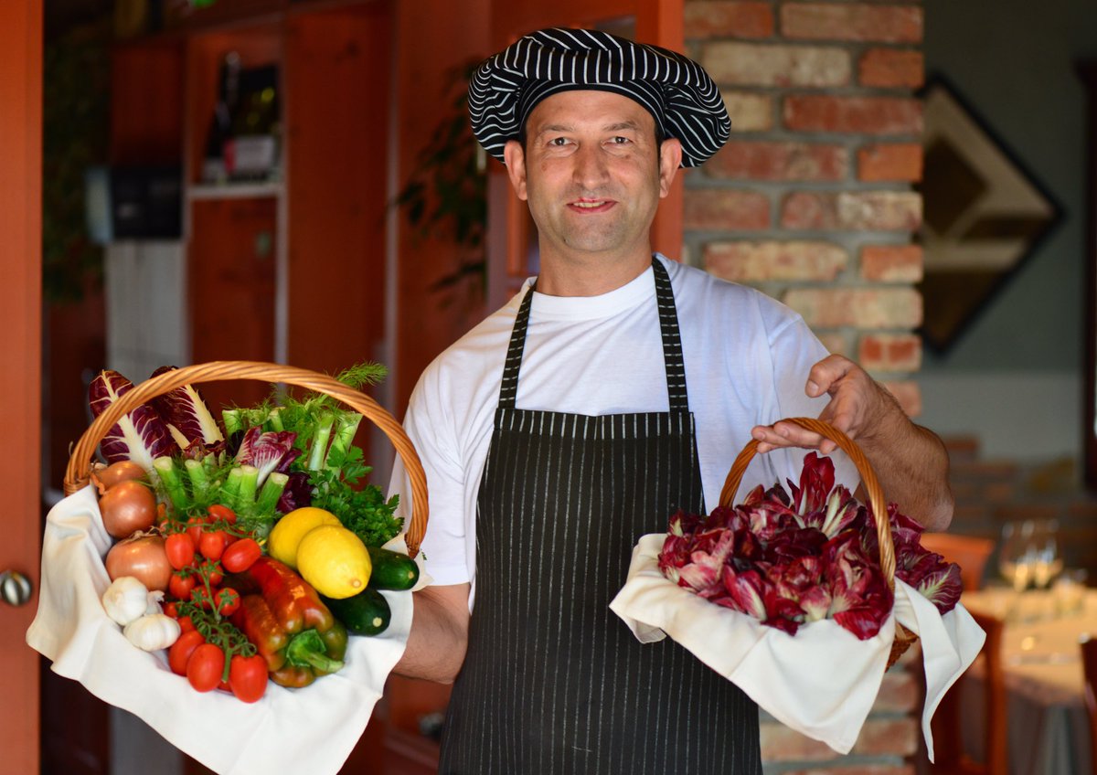 Our cheef! 👨🏽‍🍳
#bestcheef #blogger #foodblogger #blogger #foodie #foodporn #cheef #cook #restaurant #vegetable #healthy #buzinel