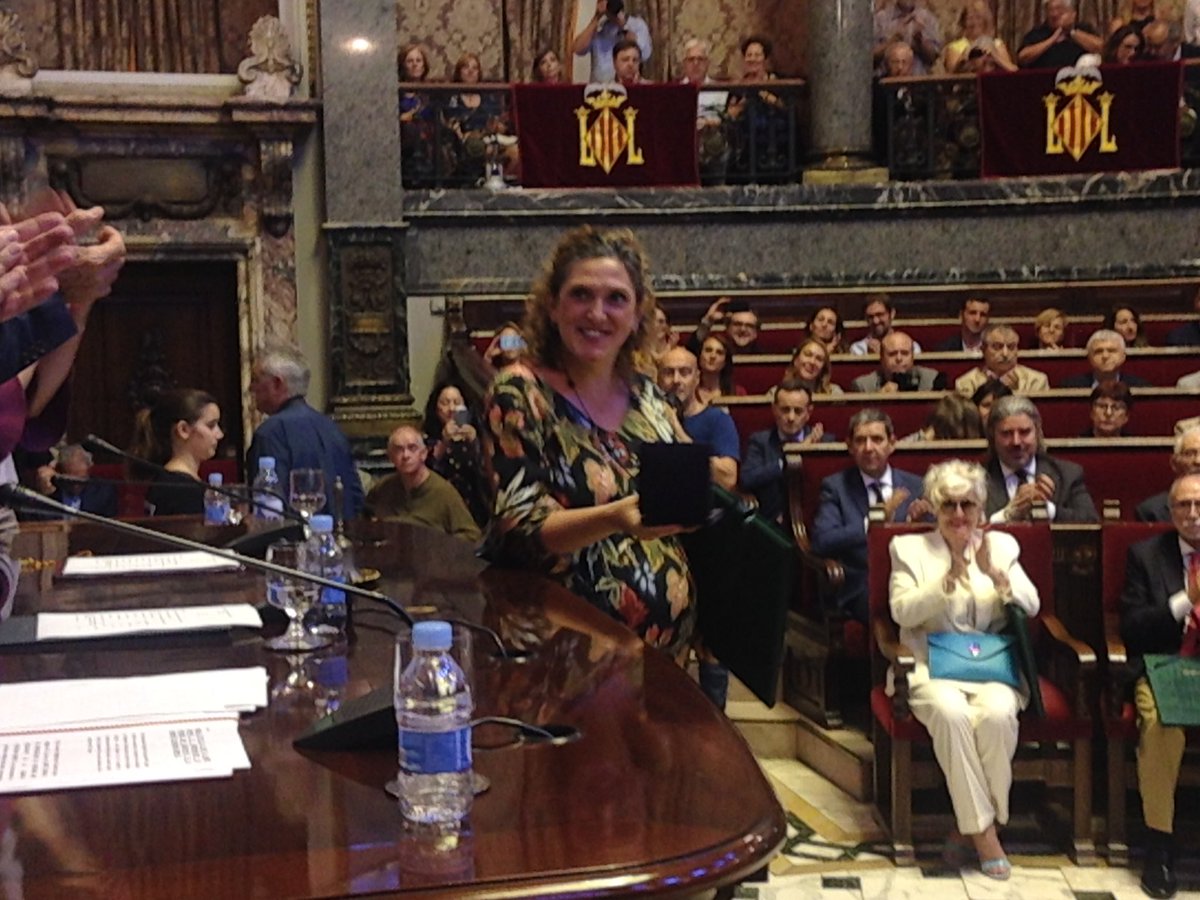 AjuntamentVLC's tweet photo. La Coordinadora Valenciana d'ONGD @CVONGD, és reconeguda amb la Medalla d'Or d la ciutat. Replega el guardó la seua presidenta, Trini Blanch https://t.co/Dl7gcymboj