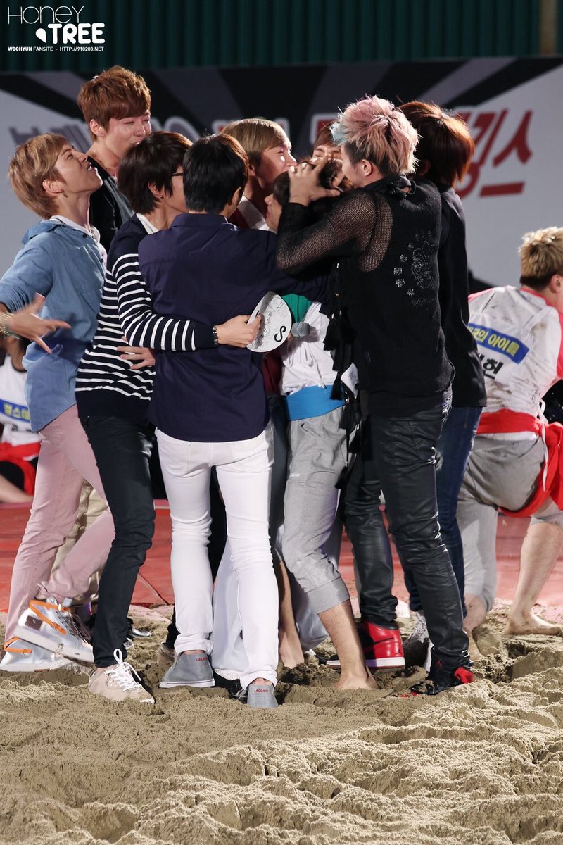 ifnt_useless's tweet photo. 인피니트 친구들은 우현이를 격하게 축하해주고 있다. https://t.co/polxlRu9ur