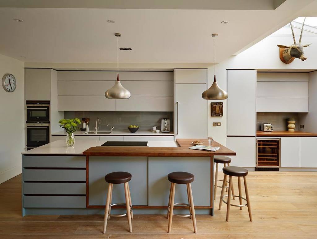 roundhouse_dsgn's tweet photo. Love the Scandi feel of this pale blue grey kitchen #roundhousedesign #bespokekitchen #luxurykitchen #modernkitche… https://t.co/Bai81aNcbg https://t.co/tBpG1GI533